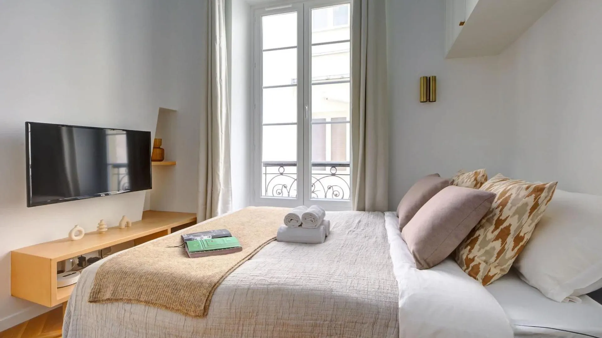 Bnbnova - Le Marais & Notre-Dame Paris 0*,